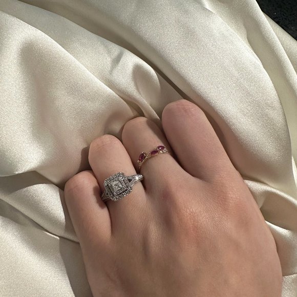 Vera Wang Engagement Ring ORG. $2,559 - Picture 4 of 4